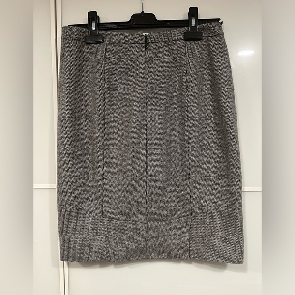 Pink Tartan Light Gray Wool Skirt size 4 with a black lining inside. - Picture 2 of 6